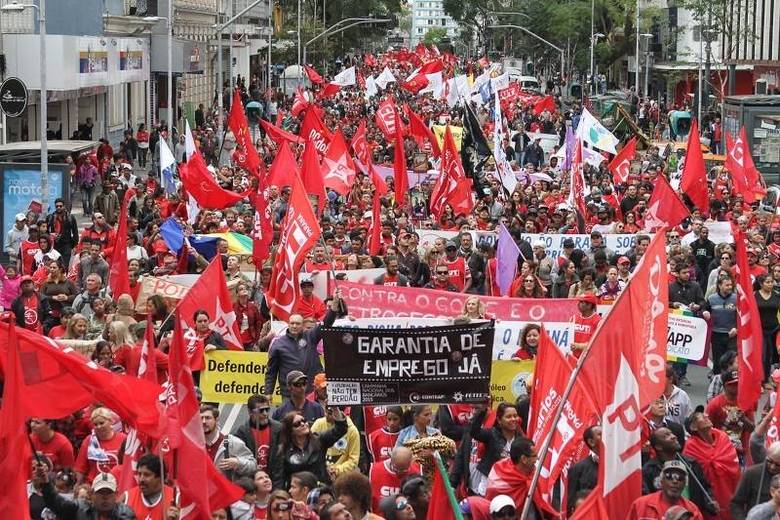 Com faixas e bandeiras em apoio ao governo, os manifestantes caminharam pela Avenida Marechal Deodoro, na capital paranaense. Nos cartazes exibiam pedidos de mais emprego, moradia, 'não ao golpe' e pelo fim da 'Agenda Brasil'
