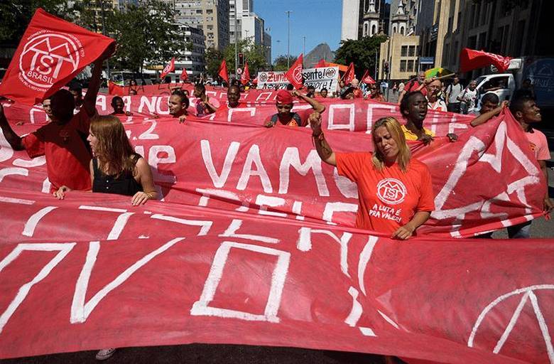 Os manifestantes fecharam a Avenida Rio Branco e seguiram para a Cinelândia. Na sequência, caminharam rumo ao escritório de Cunha