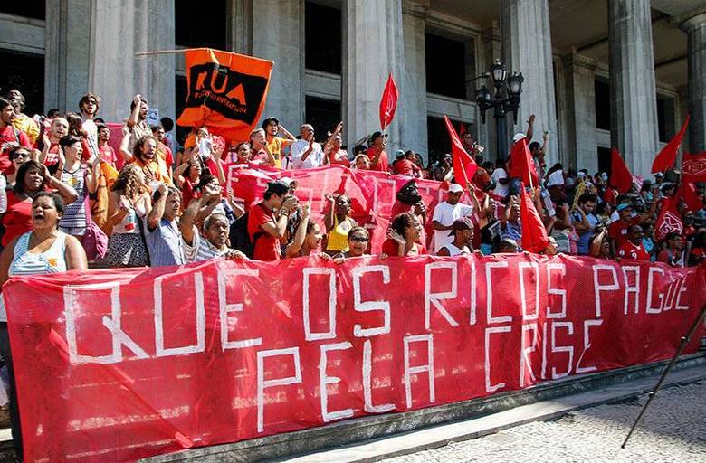 No centro do Rio, integrantes do do Movimento dos Trabalhadores Sem-Teto (MTST) encabeçaram o protesto. O foco foi o pedido de saída do presidente da Câmara, Eduardo Cunha (PMDB-RJ) envolvido na operação Lava Jato
