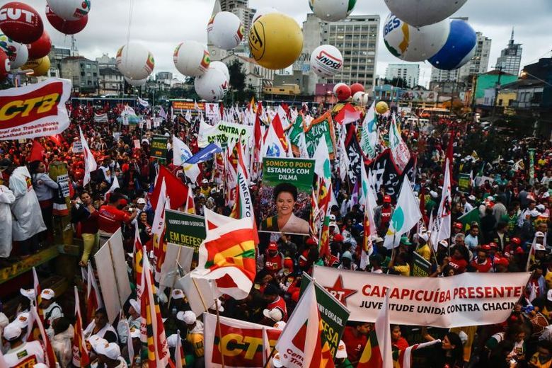 Manifestações em favor do governo e da presidente Dilma Roussef aconteceram em cidades de pelo menos 14 estados nesta sexta-feira (21). Na cidade de São Paulo, o ato reúne cerca de 3.000 pessoas no no início da noite. Eles devem seguir em direção à avenida Paulista 