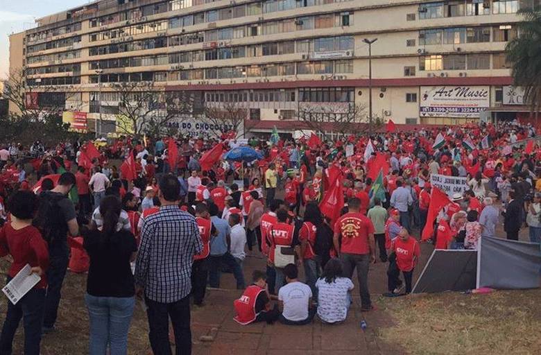 Em Brasília os manifestantes se concentraram na Praça dos Aposentados e seguiram em caminhada até a rodoviária do Plano Piloto