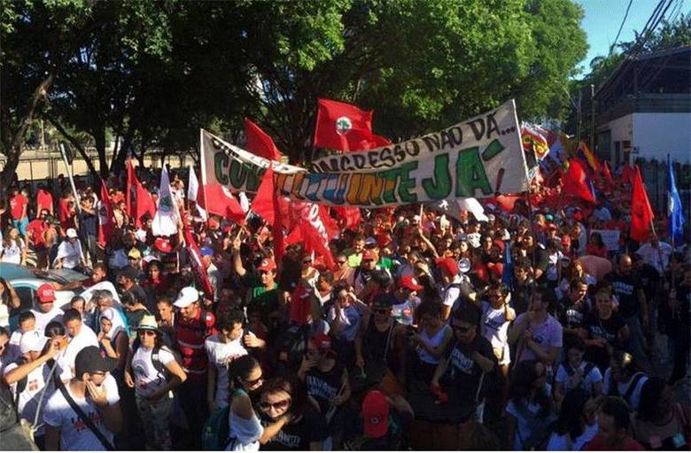 Manifestantes se concentram na Praça da Bandeira, em Fortaleza (CE)