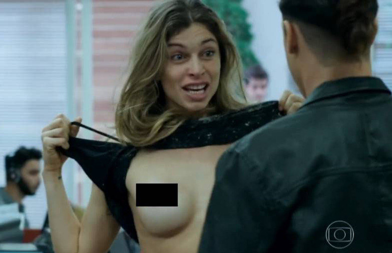 Grazi Massafera faz seu primeiro papel mais ousado em Verdades Secretas. E, se não bastassem os inúmeros elogios sobre sua atuação na trama, ela também chamou a atenção ao mostrar o corpo. Na cena, a personagem Larissa volta à agência de modelos para cobrar o cachê do evento do qual foi expulsa, discute com todos e, ao encarar Visky (Rainer Cadete), levanta a blusa e mostra os seios. O assunto logo ganhou os Trending Topics do Twitter, e teve muita gente falando que, agora, Grazi virou atriz pra valer