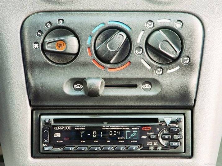 A lista de equipamentos era praticamente vazia nas versões mais baratas. Sequer direção assistida ou travas elétricas eram de série. Pagava-se por quase tudo, e a lista de opcionais era enxuta, com ar-condicionado, direção hidráulica e vidros e travas elétricos. O sistema de som era vendido como acessório nas concessionárias