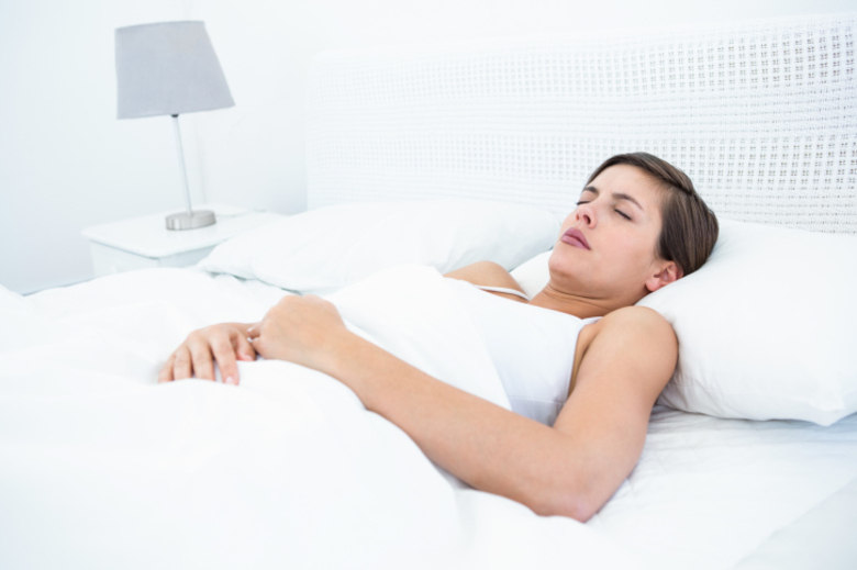 Dormir de barriga
para cima faz roncar?

De acordo com Luciane, algumas alterações respiratórias acontecem mais na
posição de barriga para cima, principalmente pelo efeito da própria gravidade.

— É uma
posição complicada, que piora a parte respiratória, que fecha mais e dificulta
a respiração, há um estreitamento maior da via aérea, e isso causa o ronco.

Martins também diz que a posição facilita problemas
respiratórios como a apneia, mas dormir de barriga para cima pode aliviar a
tensão nas articulações.

— É uma maneira de aliviar as
articulações, como no ombro, por exemplo, mas pode prejudicar a coluna. É muito
difícil a pessoa manter a mesma posição a noite toda. Dormir de barriga para
cima facilita o fechamento da glote, até mesmo pela língua, e causa o ronco

