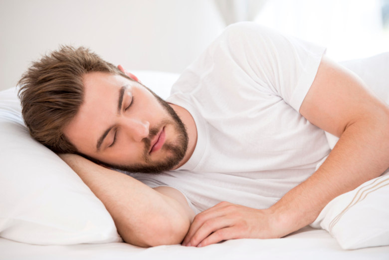 

Mas de qual lado é
melhor dormir?

Estudos ao redor do mundo mostraram que existem diferentes
benefícios entre dormir do lado direito e do lado esquerdo. Um deles, por
exemplo, afirmou que dormir sobre o lado direito pode dar azia, enquanto dormir
do lado esquerdo pode colocar pressão sobre os órgãos internos como o fígado,
pulmões e estômago, inclusive minimizando o refluxo.  Além disso, também se discutiu que dormir
sobre o lado esquerdo pode ajudar a digestão, por causa da posição em que o
estômago fica. Martins afirma que os estudos não são muito profundos e que é
preciso mais pesquisa para se afirmar se um lado é melhor do que o outro para dormir.

— Não muda nada de um lado para
outro, a menos que a pessoa tenha alguma lesão. O lado esquerdo é o lado onde
fica o coração, e acaba pressionando um pouco mais, mas não há estudo que
mostram que dormir do lado esquerdo pressione os órgãos. Já ouvi falar que
dormir do lado esquerdo facilita a circulação. Se a mulher está grávida, dormir
de lado é melhor.

O diretor da associação afirma que dormir
do lado esquerdo pode ajudar na digestão, por causa da posição do estômago.

— Mas não adianta comer mal e comer
muito, porque dormir de lado não vai mudar nada. Facilita a digestão, mas o
importante é se alimentar bem, com uma dieta balanceada. Pode ajudar cerca de
2%, mas a alimentação é muito mais importante do que o jeito de dormir

