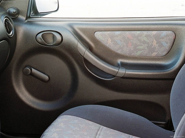 Tal como em outros populares da época, o Celta mais simples tinha manivelas nas portas para abrir os vidros