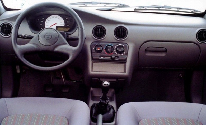 Sua cabine exalava simplicidade, ao mesmo tempo em que entregava espaço estreito, porém suficiente para acomodar cinco adultos — com aperto, claro. Não havia luxo e as peças eram todas de plástico rígido, mas a presença de tecidos estampados nos forros das portas disfarçavam a modéstia, entregando algum requinte