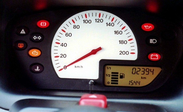 O quadro de instrumentos não oferecia conta-giros e um pequeno visor reunia informações do computador de bordo, como o adômetro, e o marcador do nível de combustível no tanque