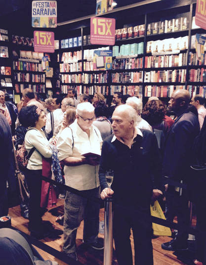 A livraria estava lotada. Fãs de diversos lugares do Brasil foram à noite de autógrafos para prestigiar Paulo Henrique Amorim