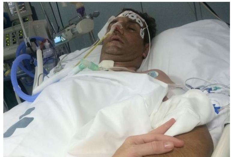 

O homem precisa voltar ao Reino Unido, mas aguarda uma ambulância aérea para
poder retornar. Sua mulher, Pamela, teme que o marido tenha poucos dias de vida e
nem consiga voltar para casa

