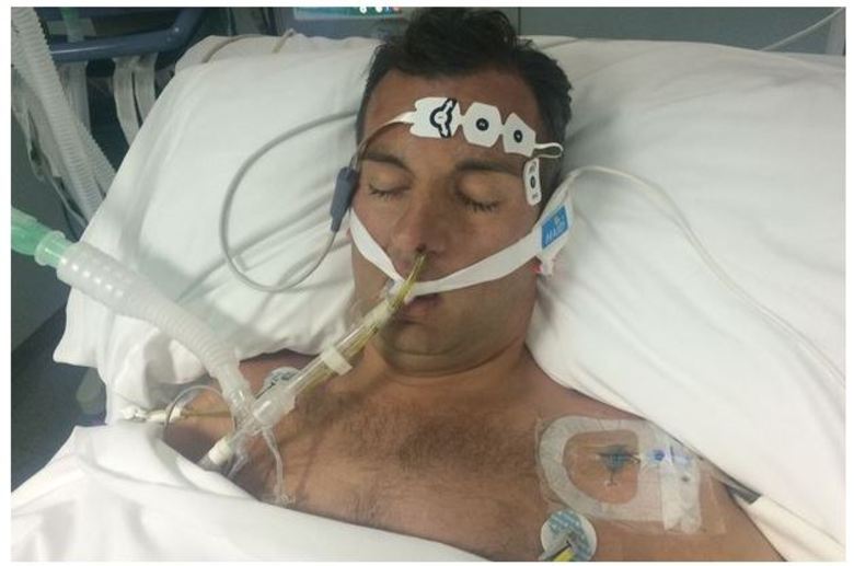 

Quando Matthew sentiu a dor de garganta, eles foram para um hospital
local, e foi liberado rapidamente. Porém, na mesma noite, ele não conseguiu dormir
por causa de problemas respiratórios. 

— Quando voltamos ao hospital os médicos me chamaram de lado e disseram
que a situação era muito séria. Que eles teriam que induzi-lo ao coma. EU
fiquei sem entender. Foi um choque muito grande

