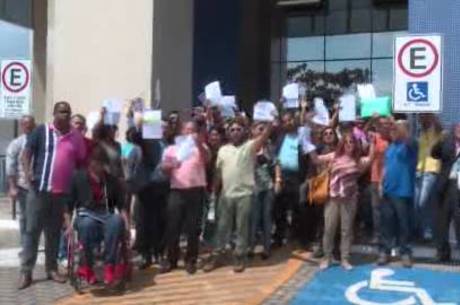 Candidatos protestaram depois de serem desclassificados do processo seletivo