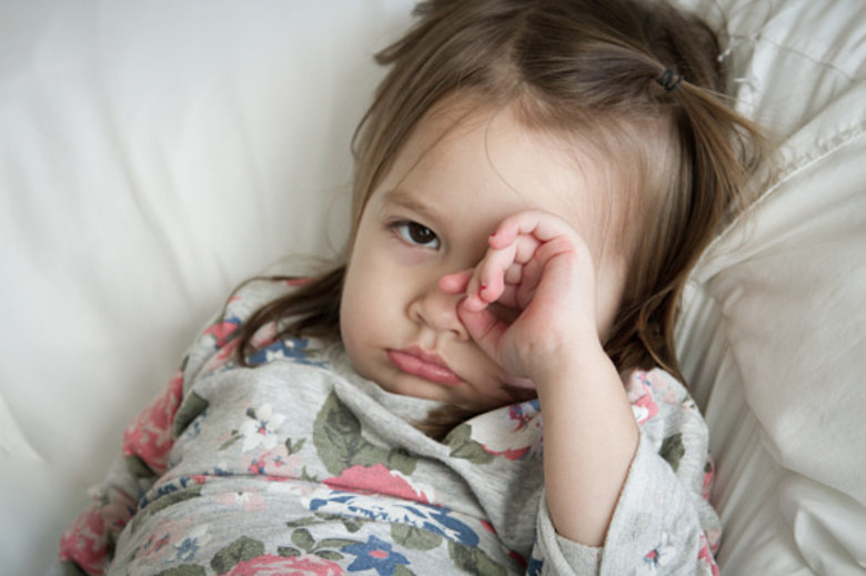 Rubéola

 

A rubéola  é uma
doença causada por vírus e transmitida através do contato direto através de
minúsculas gotas de saliva liberadas no ar ao tossir, espirrar ou falar, ou
através da mãe para o feto através da circulação comum. Apresenta este nome
pelo aspecto avermelhado ou rubro do paciente. É uma das poucas infecções
virais que podem causar anormalidade fetais, no caso da gestante ter contato
com a doença. O paciente deve ficar isolado durante uns 10 dias após o
aparecimento da erupção, visto que é uma doença contagiosa.

O período de incubação é de 14 a 21 dias e logo após começam
os sintomas tais como: febre alta, cefaléia, mal-estar, dor de garganta,
aumento das glândulas perto do pescoço e ouvidos e pintinhas vermelhas na pele.
A rubéola dura cerca de uma semana.    