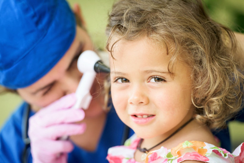 CaxumbaA caxumba é transmitida pelo contato direto com secreções (saliva ou espirro) da pessoa infectada. O indivíduo infectado não deve exercer atividades escolares e nem trabalhar pelo período de nove dias após o início da doença. Ocorre usualmente sob a forma de surtos, que acometem mais as crianças sendo mais severa nos adultos, é uma doença que ocorre mais no período do inverno e primavera. A caxumba não tem tratamento, o próprio organismo se encarrega de resolver a infecção. O tratamento é para aliviar os sintomas com o uso de analgésicos e repouso. A prevenção para não pegar caxumba é a vacina tríplice viral, que deve ser administrada aos 15 meses de idade  