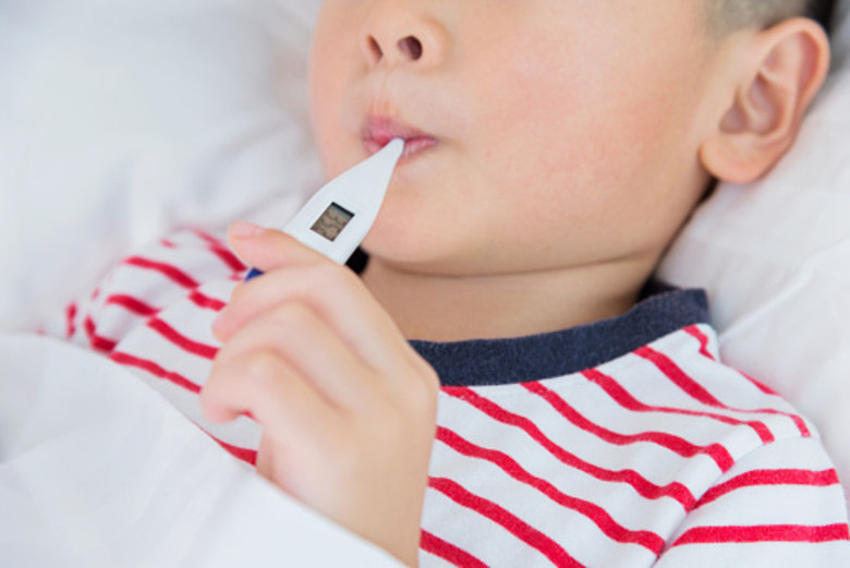 Meningite A meningite é uma inflamação das membranas que recobrem e
protegem o sistema nervoso central localizado no cérebro que recebem o nome de
‘meninges’.

A meningite é uma doença que tanto pode ser causada tanto
por vírus quanto por bactéria, sendo esta a mais comum. O período de incubação da meningite é de 2 a 10 dias e evolui em 3 etapas tais como: nasofaríngea, septicêmica e meningítica. A criança com meningite tem febre, rigidez na nuca, fortes dores de cabeça, vômito, mal estar, calafrios, dores musculares, confusão mental e etc. Estes sintomas variam de acordo com a fase da doença. 