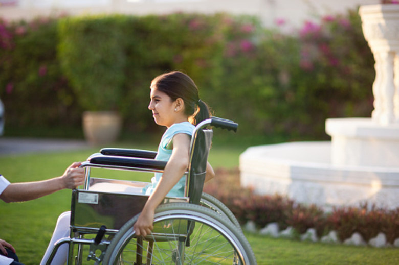 Poliomielite A poliomielite também chamada de paralisia infantil, pólio ou ainda doença de Heine-Medin é uma infecção viral aguda causada por um dos três poliovírus existentes. É uma doença contagiosa, que ataca o sistema neurológico afetando o corpo inteiro podendo causar paralisia dos movimentos musculares. É caracterizada clinicamente por paralisias resultantes do comprometimento do neurônio motor periférico, de tipo infeccioso, causadas por vírus específicos. Introduzido no organismo por diferentes vias, o vírus é eliminado pelas fezes. Uma criança pode pegar poliomielite pelo contato direto, isto é, tendo contato com outra criança infectada pela doença ou pelo contato indireto, por meio de água, alimentos, picadas de insetos e etc. Uma vez no organismo, o vírus se prolifera na submucosa do intestino ou faringe alcançando logo após a corrente circulatória espalhando-se por todo o organismo. O período de incubação desta doença leva de 3 a 35 dias. Em geral a doença se manifesta próximo ao 10 dia após ter contraído o vírus