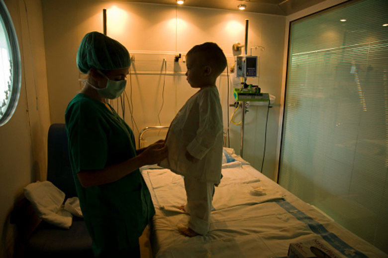 Meningite A transmissão é feita pelo contato direto com a criança infectada através das secreções expelidas no ar ou de pequenas gotas de saliva lançadas no ato de falar, tossir ou espirrar. A meningite dura cerca de 20 dias e pode deixar seqüelas. A forma de prevenção da meningite é através da vacina ‘anti HIB’ e evitar estar com crianças pequenas em lugares que tenham aglomerações de pessoas e ambientes abafados, evitar fazer visitas a hospitais