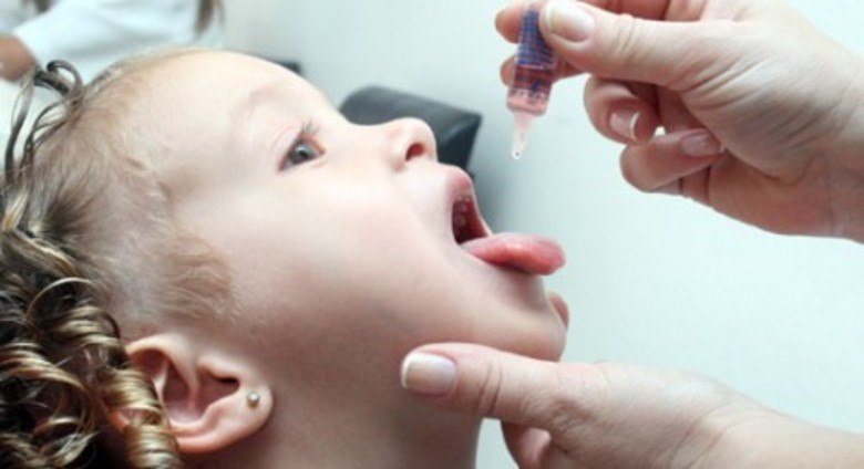 Poliomielite A poliomielite em sua fase aguda onde já existe o comprometimento do sistema nervoso pode apresentar febre, dores de cabeça, dores de garganta, coriza, vômitos e às vezes rigidez de nuca. Não existe tratamento específico para combater o vírus da poliomielite. Como a maioria dos casos evolui para a cura completa, é importante manter o bom estado geral do paciente. A poliomielite é uma doença altamente contagiosa, portanto são necessárias medidas rigorosas de profilaxia. Sendo o vírus eliminado, sobretudo pelas fezes, deve-se, em caso de epidemias, evitar aglomerações de pessoas, comer vegetais crus e beber água que não seja tratada, deve-se também observar as medidas de higiene pessoal, reduzir ao mínimo as atividades físicas das crianças e usar seringas e agulhas descartáveis. O vírus da poliomielite é um dos vírus mais resistentes sobrevivendo durante meses nas águas dos esgotos. A vacinação é o meio profilático mais eficiente contra esta doença, visto que desde 1960 quando começarão as campanhas de vacinação, a poliomielite deixou de ser uma das doenças causadoras de epidemias entre a população infantil. A vacina de prevenção para esta doença é a Sabin ou anti-pólio 