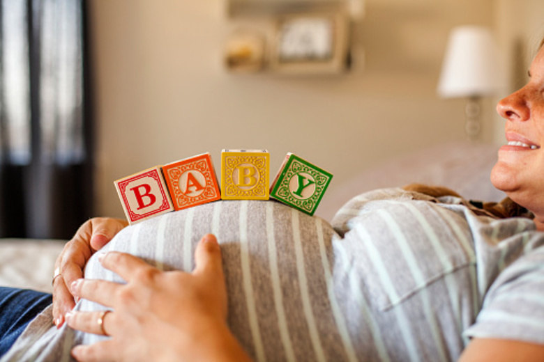 Coqueluche A doença dura aproximadamente 30 dias. A prevenção contra a coqueluche é através da vacina Tríplice Viral que deverá ser administrada em crianças de dois meses até quatro anos e onze meses.  Já está em vigor no Brasil a orientação de que gestantes, a partir da 27 ª semana, devem tomar a vacina contra coqueluche para proteger os bebês desde o nascimento.