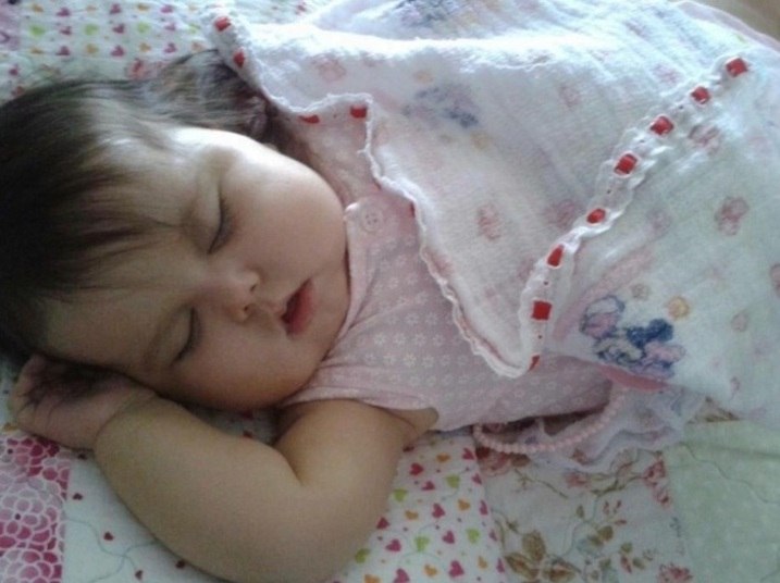 O especialista acredita que Sofia tenha sobrevivido além do
esperado porque a tecnologia tem ajudado a medicina a aumentar a expectativa de
vida dos pacientes. 
— Hoje em dia, temos condição de manter com nutrição na veia,
com sondas para aliviar a bexiga, e vai utilizando as veias principais para a
alimentação. O problema é que as veias tem prazo de validade. Não tem mais vaso
para alimentar a criança. Temos seis veias principais, que podem receber
nutrientes ao invés de dieta via oral. O catéter que fica dentro da veia acaba a
comprometendo. Isso leva
a uma inflamação crônica e compromete o vaso. Pode até levar à fibrose e
trombose