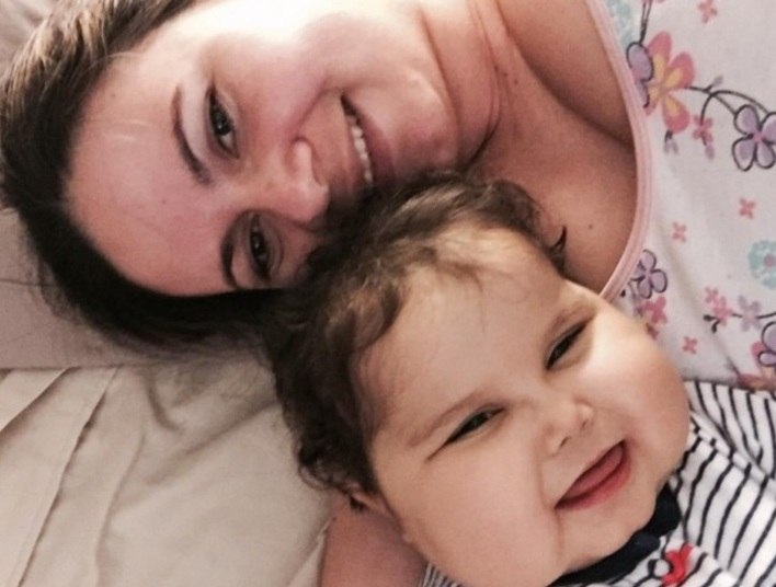 Em 10 de abril deste ano, Sofia passou por um
transplante simultâneo de fígado, estômago, pâncreas, intestino delgado e
intestino grosso no hospital Jackson Memorial, em Miami. A cirurgia foi bem
sucedida. Porém, a menina foi acometida por um vírus
resistente quando se recuperava da operação em regime de home care, em uma casa
alugada pela família em Miami. O vírus afetou os pulmões e, segundo a mãe, Sofia resistia por causa dos antibióticos. A carga virótica comprometeu o funcionamento dos
pulmões