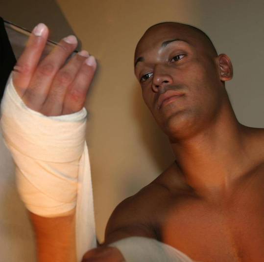 Em teoria, quando você tira a bandagem, os microorganismos saem com ela