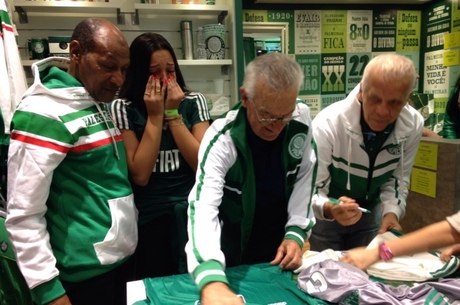 Ídolos do Palmeiras fazem sessão de autógrafos em loja oficial