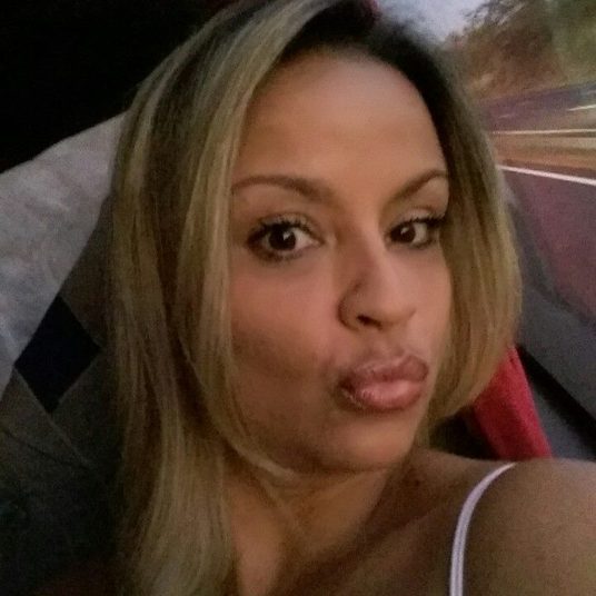 A secretária Aline Gouveia, de 36 anos, moradora de Taguatinga (DF) foi assassinada pelo ex-namorado, que se matou logo após cometer o assassinato. Os dois haviam namorado durante seis meses. Gilvan Ferreira de Moraes, de 40 anos, disparou três tiros contra a cabeça de Aline