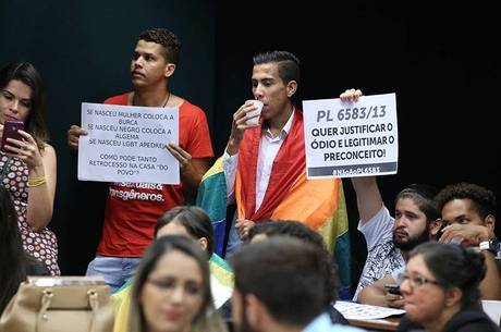 Membros da comunidade LGBT protestaram contra a decisão da Comissão que excluí casais homoafetivos do Estatuto da Família