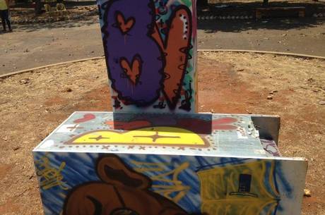 Ao lado da geladeira destruída pelos vândalos, Lucas instalou uma nova na praça da QE 17, no Guará II (DF)