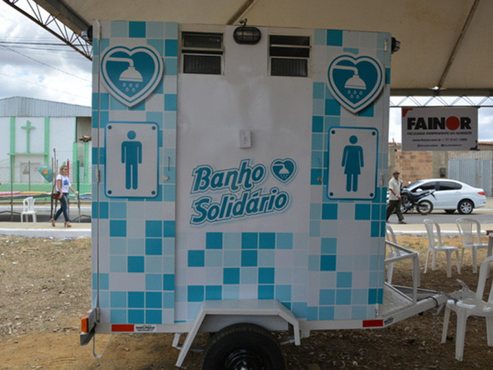 Conquista: Empresário cria ‘banho solidário’ e proporciona momentos de higiene a moradores de rua