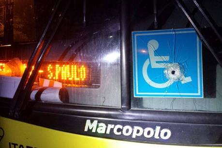 Ônibus ficou com marcas de bala no vidro após o tiroteio em Luziânia (GO), no Entorno do DF