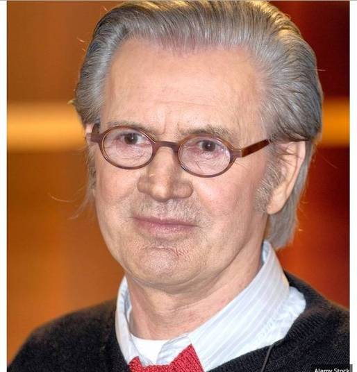 Jurgen Todenhofer é um ex-político alemão que ingressou na cobertura de conflitos em 2000. Ele passou dez dias na companhia dos terroristas e conseguiu escapar com vida do grupo. O resultado da experiência foi o livro Inside IS — Ten Days In The Islamic State