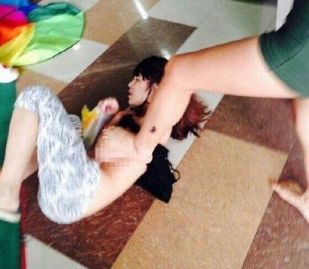 Resultado de imagem para AMANTE APANHA, É HUMILHADA