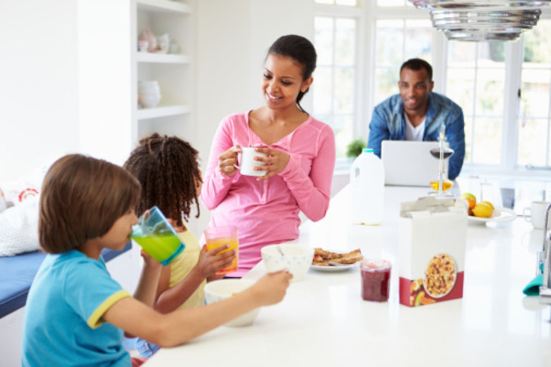 Que comer é bom demais muita gente já sabe. A
questão é que, diversas vezes, o que é gostoso não faz bem à saúde e é aí que mora
o perigo. Pensando nisso, para não correr o risco de impor a seu filhote uma
dieta restritiva, na qual ele terá de deixar de lado prazeres gastronômicos, o
segredo é ensiná-lo a comer tudo com moderação e também a fazer substituições
inteligentes. Veja algumas dicas que podem te ajudar nesse caminhoAssista à Record onde e quando quiser