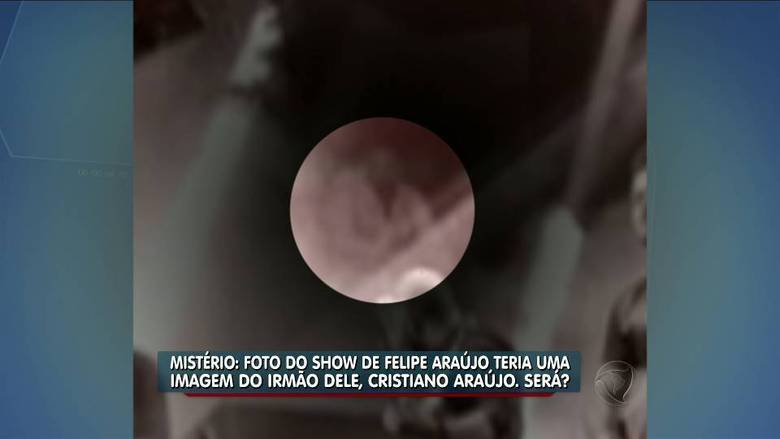 Na imagem ampliada, é possível ver claramente um vulto de um homem, com uma gola em V, um dos tipos que mais agradavam Cristiano. Será que o cantor continua ao lado do irmão?> Veja toda a programação da Record no R7 Play