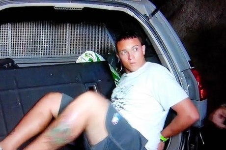 Suspeito de 22 anos foi preso ao jogar fora sacola com crack e maconha, segundo PM