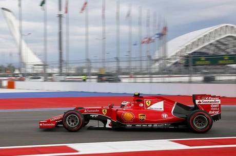 Punição ao piloto Kimi Raikkonen rendeu título para a Mercedes