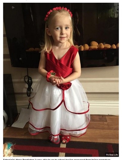 Apesar de o bebê ter nascido antes da hora e com um peso muito baixo, os médicos
disseram que Hope não precisava ser entubada, já que era forte e conseguia
respirar sozinha. Para mantê-la aquecida, eles enrolaram a bebê em
plástico-bolha, e ela recebeu acessos venosos para tomar a medicação
necessária.— Todos a chamavam de “milagre”. Ela estava boa o suficiente para ter
alta três semanas antes do esperado. Outros bebês prematuros com quem Hope
dividiu a UTI ainda ficaram lá por mais meses além dela. Tínhamos medo de
trazê-la para casa. Tínhamos medo que algo desse errado