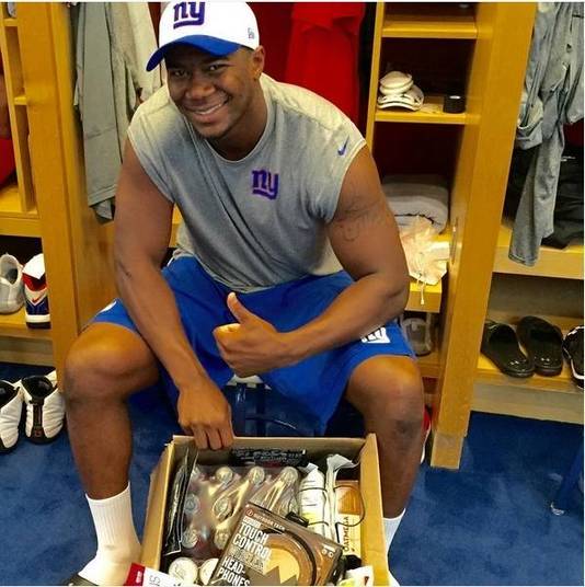 Experiente jogador do New York Giants, uma das franquias mais populares da NFL, o tight end Daniel Fells, 32 anos, está correndo o sério risco de amputar um dos seus pés e, assim, antecipar sua aposentadoria do futebol americano. O jogador vinha sentindo alguns incômodos no tornozelo nos últimos dias, oriundos de uma lesão que o tirou das primeiras partidas do time na temporada, quando foi diagnosticado uma infecção por estafilococos. Desde então, o atleta passou a sentir fortes dores no dedão do pé e a apresentar quadros de febre alta, quando foi levado pela esposa até o hospital. Veja programas da Record na íntegra e no R7 Play! Com todos os exames realizados, os médicos descobriram que o jogador estava com a superbactéria 'Staphylococcus aureus'. O tight end, que passou por algumas intervenções cirúrgicas e tem tomado fortes medicações para tentar controlar a superbactéria, está internado e o tratamento não está surtindo o efeito inicial esperado Experiente jogador do New York Giants, uma das franquias mais populares da NFL, o tight end Daniel Fells, 32 anos, está correndo o sério risco de amputar um dos seus pés e, assim, antecipar sua aposentadoria do futebol americano. O jogador vinha sentindo alguns incômodos no tornozelo nos últimos dias, oriundos de uma lesão que o tirou das primeiras partidas do time na temporada, quando foi diagnosticado uma infecção por estafilococos. Desde então, o atleta passou a sentir fortes dores no dedão do pé e a apresentar quadros de febre alta, quando foi levado pela esposa até o hospital. Veja programas da Record na íntegra e no R7 Play! Com todos os exames realizados, os médicos descobriram que o jogador estava com a superbactéria 'Staphylococcus aureus'. O tight end, que passou por algumas intervenções cirúrgicas e tem tomado fortes medicações para tentar controlar a superbactéria, está internado e o tratamento não está surtindo o efeito inicial esperado