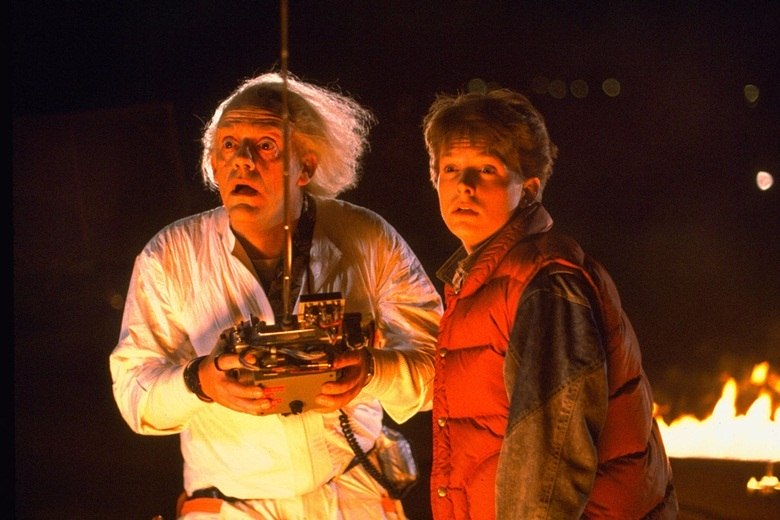 Em De Volta para o Futuro 2 (1989), Marty McFly (Michael J. Fox) e Doc Brown (Christopher Lloyd) fazem uma viagem para 21 de outubro de 2015. Passados 26 anos do lançamento do longa, muitas coisas previstas na produção ficaram só na imaginação de Hollywood. Ou alguém anda em um carro voador por aí? Esse não foi o único filme que tentou adivinhar (e errou) como seria o futuro. Veja na galeria Acesse o R7 Play e assista gratuitamente à programação da Record quando quiser