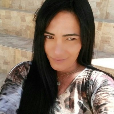 Uma mulher foi presa em flagrante suspeita de se passar por médica e 
injetar anabolizantes de uso animal em pacientes em Lambari, no sul de 
Minas Gerais. Ela foi denunciada por uma jovem que fez um procedimento 
acreditando que era atendida por uma dermatologista e precisou ser 
internada