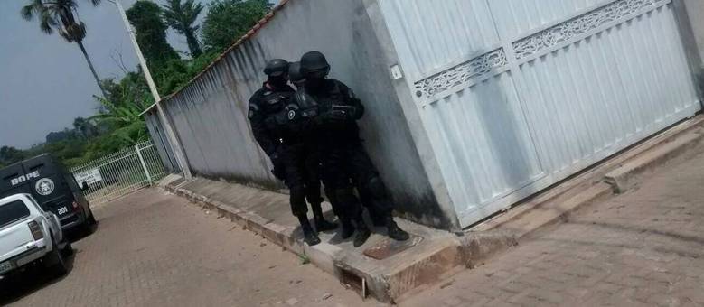 A Polícia Militar deteve um homem que fez a mãe refém, na tarde desta quarta-feira (21), em Vicente Pires. O filho ameaçou a mulher com um facão durante cerca de uma hora. Após negociação com agentes do BOPE (Batalhão de Operações Especiais), ele liberou a vítima e ameaçava se matar, mas acabou se entregando. Segundo a PM, o homem sofre de transtornos psiquiátricos e foi levado ao Hospital de Pronto Atendimento Psiquiátrico, em Taguatinga
