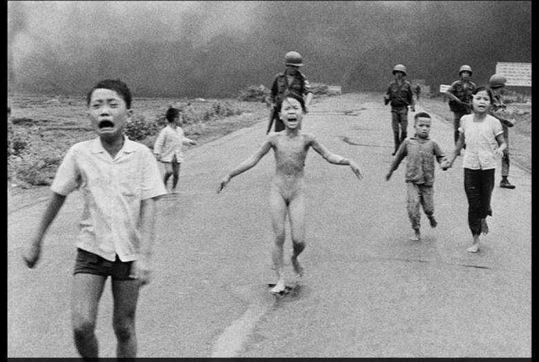 Nas imagens
que fizeram Kim Phuc um símbolo da Guerra do Vietnã, suas queimaduras não são
visíveis — nelas, é possível ver apenas sua agonia enquanto a menina corre em
direção à câmera, os braços abertos, seu corpo nu depois que ela precisou
rasgar as roupas que pegavam fogo.
Mais de 40
anos depois, ela esconde as cicatrizes debaixo de blusas com mangas longas, mas
as lágrimas que vez ou outra rolam por seu rosto desde aquele inesquecível
1972, estas, sim, são impossíveis de se disfarçar.
Junto com o fotógrafo Nick Ut — o homem que fez o
sofrimento de Kim um símbolo da guerra — ela viajou para os Estados Unidos, onde teve, finalmente, uma chance de se
curar completamente, algo que ela achava ser possível apenas depois da morte