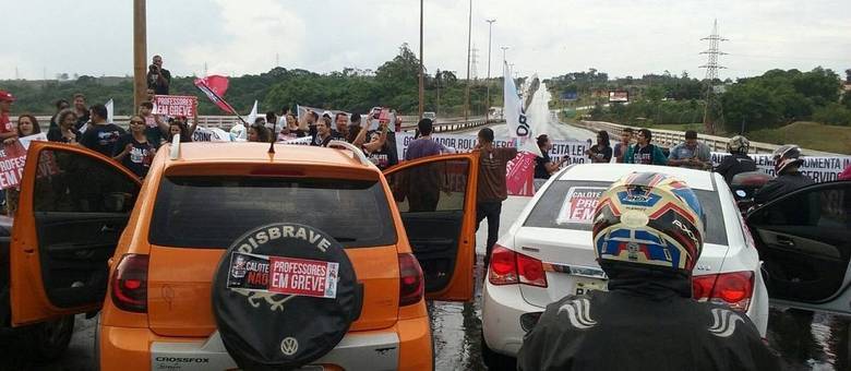 Os professores do Distrito Federal fecharam nesta quarta-feira (28) todas as faixas da Ponte do Bragueto. O fato aconteceu em horário de pico e o engarrafamento chegou a tomar conta da pista. A polícia esteve no local para conter o tumulto e conseguiu liberar a ponte. A categoria reclama da decisão do governador Rodrigo Rollemberg de pagar o reajuste salarial só em outubro do ano que vem, sem retroativos