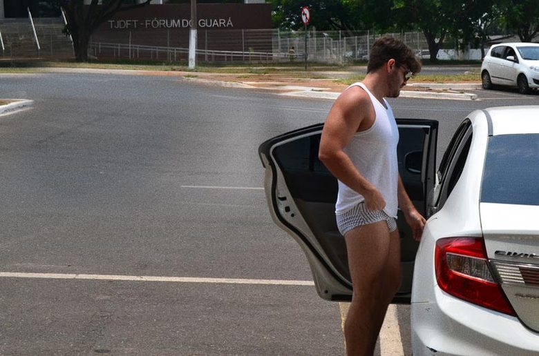 Um fato inusitado aconteceu no estacionamento do Fórum do Guará (DF). Um homem foi fotografado tirando a roupa e vestindo um terno no local. O desinibido é o advogado Marco Antonio Vicenzo, de 25 anos, que disse ao R7 DF ter o costume de se trocar em estacionamentos.— Eu vi que tinha uma menina tirando fotos no estacionamento. Normalmente, eu me troco dentro do carro só que fazia um calor infernal e eu estava bem atrasado neste dia