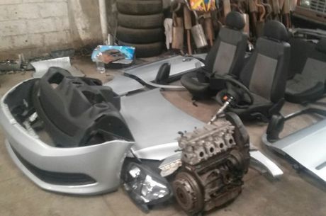 Desmanche funcionava ao lado de um ferro velho para facilitar o crime