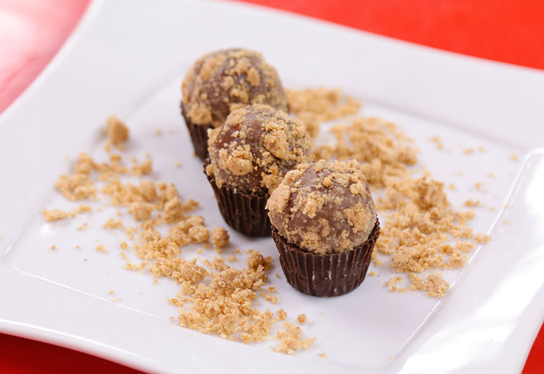 Em sua passagem pelo Brasil, a sobremesa que Buddy mais provou foi o brigadeiro. Tipicamente brasileira e super prática, a receita não decepciona. Aprenda agora a preparar um delicioso brigadeiro de paçoca+ Escolha o melhor bolo feito na Batalha dos Confeiteiros Brasil> Acesse o R7 Play e assista na íntegra a todos os programas da Record! Clique e experimente!