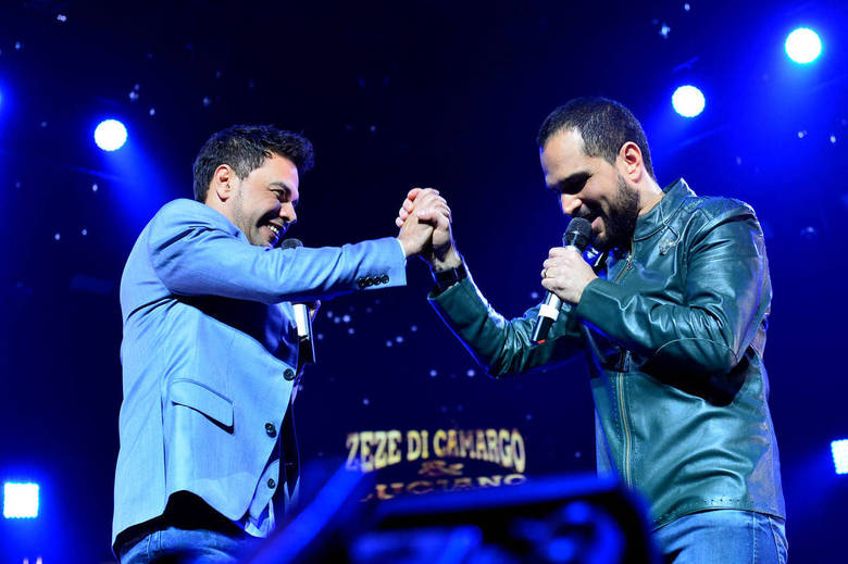 A dupla Zezé di Camargo & Luciano gravou o especial de fim de ano da Record na noite deste domingo (8). O show aconteceu no Citibank Hall, em São Paulo, e contou com a presença de parte do time de apresentadores da emissoraAcesse o R7 Play e assista à programação da Record quando quiser